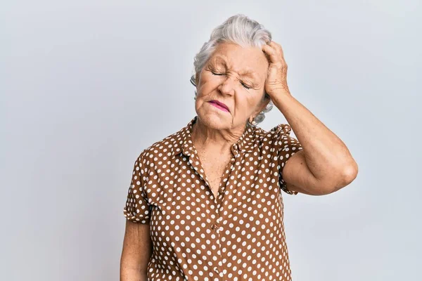 Oudere Grijsharige Vrouw Die Casual Kleding Draagt Verwart Vraagt Zich — Stockfoto