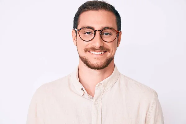 Junger Gutaussehender Mann Lässiger Kleidung Und Brille Der Stehen Positiv — Stockfoto