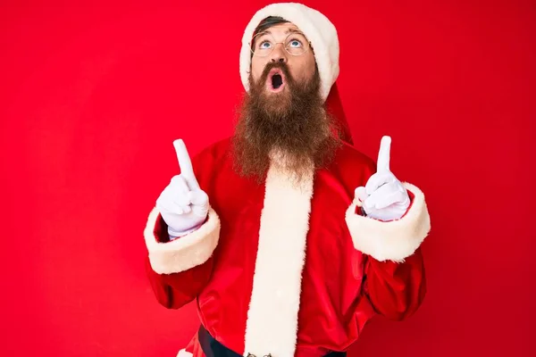 Stilig Ung Röd Huvud Man Med Långt Skägg Bär Santa — Stockfoto