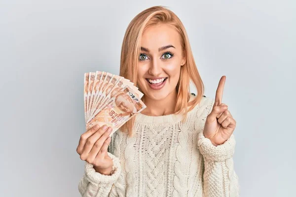 Hermosa Mujer Caucásica Sosteniendo Billetes Rublos Rusos Sonriendo Con Una — Foto de Stock