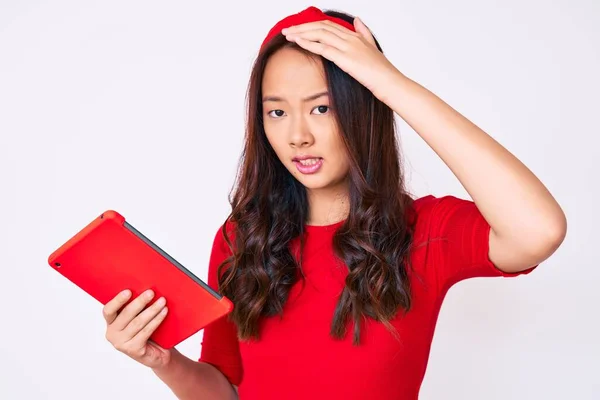Jeune Belle Fille Chinoise Tenant Touchpad Stressé Frustré Avec Main — Photo