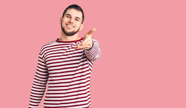 Jovem Homem Bonito Vestindo Camisola Listrada Sorrindo Alegre Oferecendo Mão — Fotografia de Stock