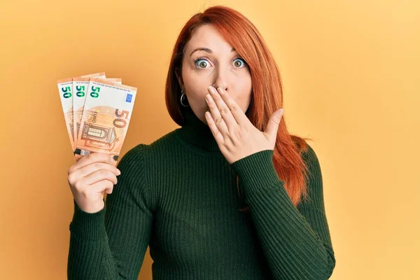 아름다운 여자가 유로짜리 지폐를 손으로 실수로 충격을 두려워하고 있습니다 놀라운 — 스톡 사진