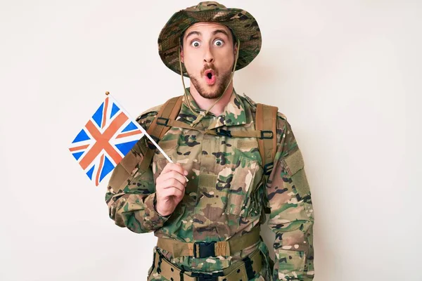 Fiatal Kaukázusi Férfi Álruhás Hadsereg Egyenruhában Tartja Egyesült Királyság Zászlaját — Stock Fotó
