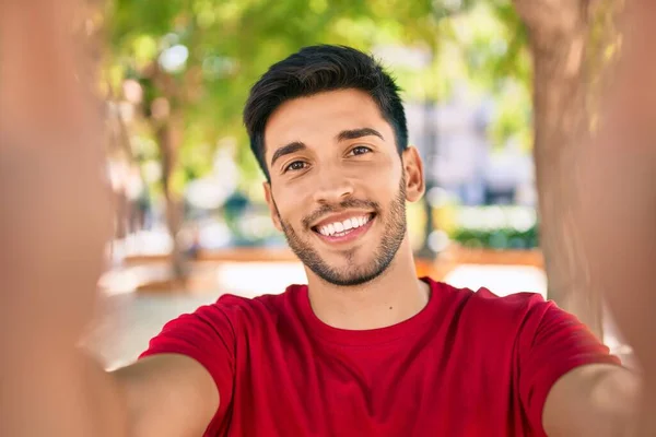 Jovem Latino Sorrindo Feliz Fazendo Selfie Pela Câmera Cidade — Fotografia de Stock