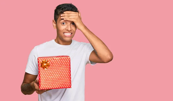 Junge Hübsche Afrikanisch Amerikanische Mann Mit Geschenk Gestresst Und Frustriert — Stockfoto