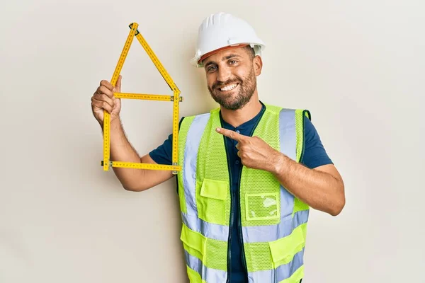 Snygg Man Med Skägg Hårdhatt Håller Bygga Projektet Leende Glad — Stockfoto