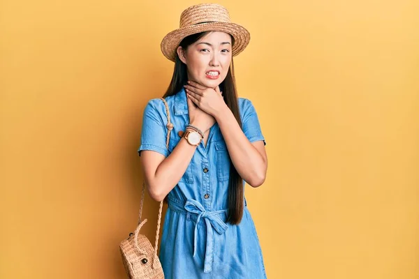 Jovem Chinesa Usando Chapéu Verão Gritando Sufocar Porque Doloroso Estrangulamento — Fotografia de Stock