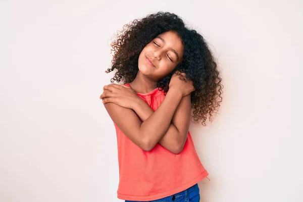 Afrikanskt Amerikanskt Barn Med Lockigt Hår Avslappnade Kläder Som Kramar — Stockfoto