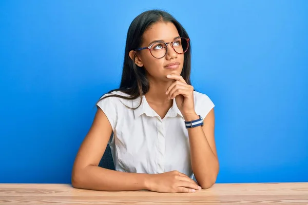 Mulher Hispânica Bonita Vestindo Roupas Casuais Sentada Mesa Com Mão — Fotografia de Stock