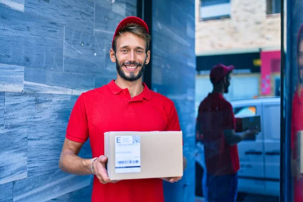 Caucasian Delivery Man Wearing Red Uniform Delivering Parcel — Stock Photo, Image