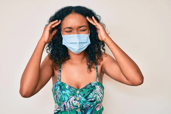 Νεαρή Αφροαμερικανή Γυναίκα Που Φοράει Ιατρική Μάσκα Χέρι Στο Κεφάλι — Φωτογραφία Αρχείου