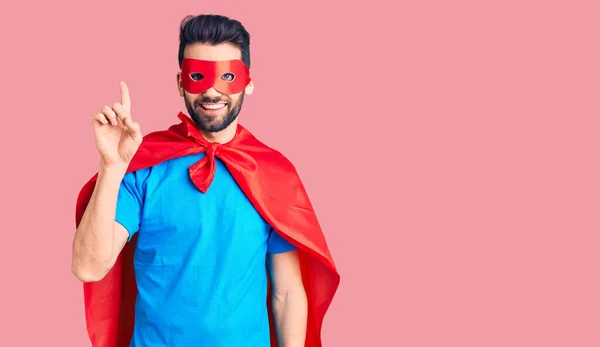 Homem Bonito Jovem Com Barba Vestindo Traje Super Herói Mostrando — Fotografia de Stock