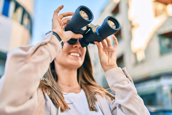 Joven Mujer Caucásica Sonriendo Feliz Buscando Una Nueva Oportunidad Usando — Foto de Stock