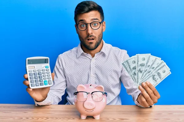 Schöner Hispanischer Mann Mit Dollars Schockgesicht Sieht Skeptisch Und Sarkastisch — Stockfoto