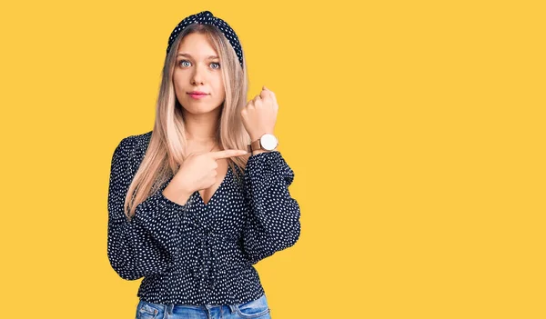 Ung Vacker Blond Kvinna Bär Casual Kläder Hast Pekar Att — Stockfoto