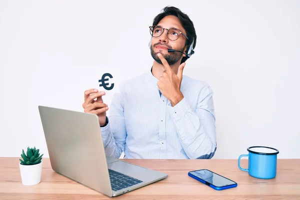 Hombre Hispano Guapo Que Trabaja Oficina Sosteniendo Pancarta Euro Cara — Foto de Stock