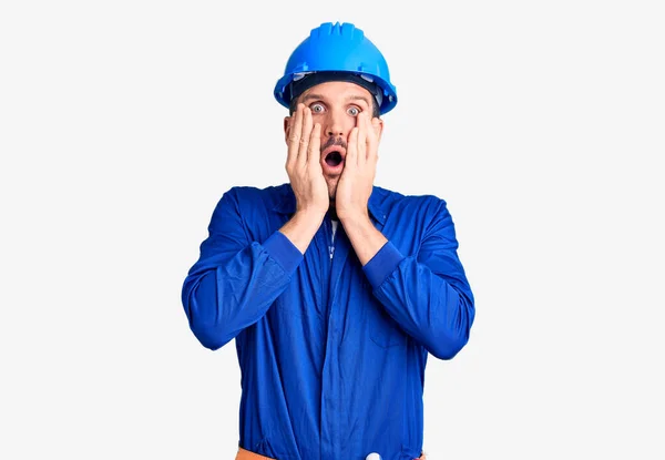 Jovem Homem Bonito Vestindo Uniforme Trabalhador Hardhat Olhando Surpreso Chocado — Fotografia de Stock