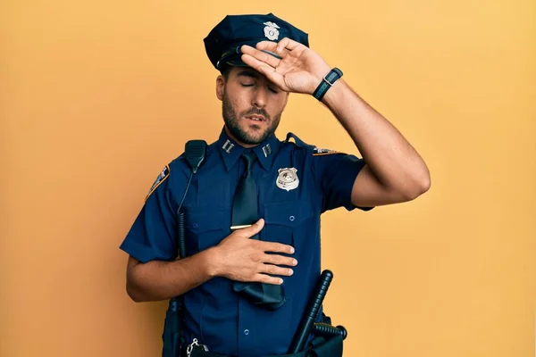 Hombre Hispano Guapo Con Uniforme Policial Tocando Frente Por Enfermedad — Foto de Stock