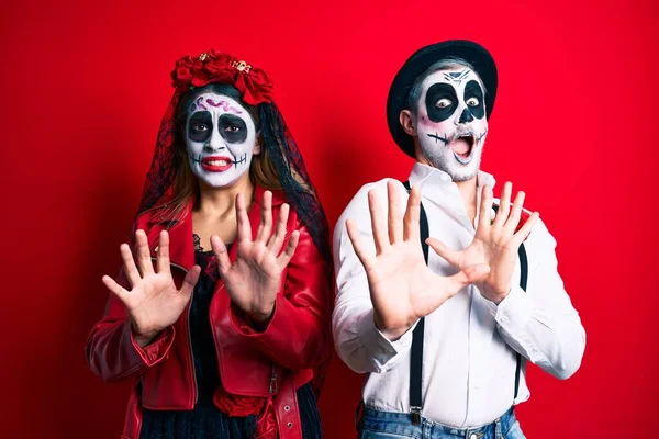 赤い恐怖と恐怖の表現で恐怖と恐怖の衣装を身に着けているカップルは ショックで叫んで 手でジェスチャーを停止します パニックの概念 — ストック写真