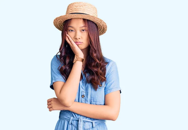 Νεαρή Όμορφη Κινέζα Κοπέλα Φορώντας Καλοκαιρινό Καπέλο Σκέφτεται Κουρασμένος Και — Φωτογραφία Αρχείου