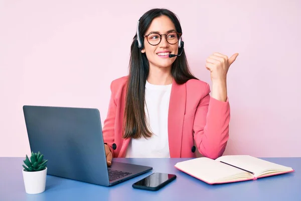 Mujer Caucásica Joven Sentada Escritorio Con Auriculares Agente Centro Llamadas — Foto de Stock