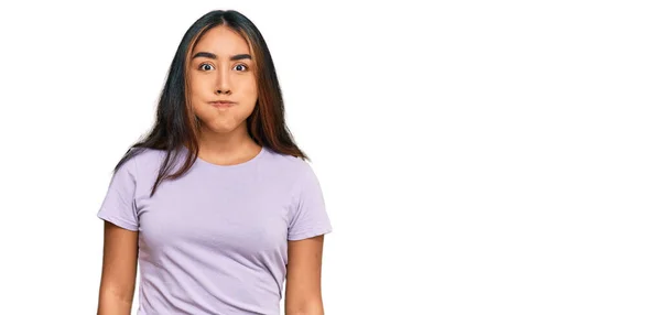 Ung Latinamerikansk Kvinna Vardagskläder Som Puffar Kinderna Med Lustigt Ansikte — Stockfoto