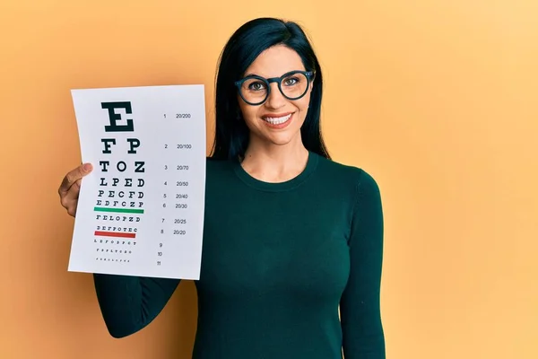 Ung Kaukasisk Kvinna Som Håller Optometri Glasögon Och Syn Test — Stockfoto