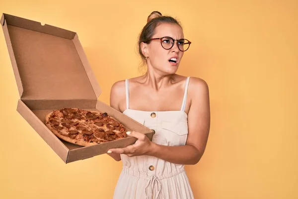 Beautiful Caucasian Woman Holding Tasty Pepperoni Pizza Angry Mad Screaming — Stock Photo, Image
