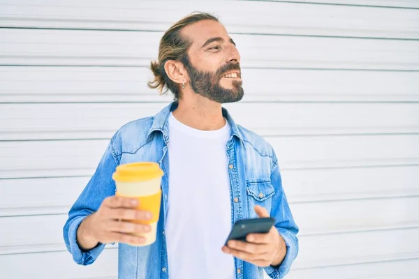 Ung Mellanösterlänning Man Med Smartphone Och Dricka Bort Kaffe Staden — Stockfoto