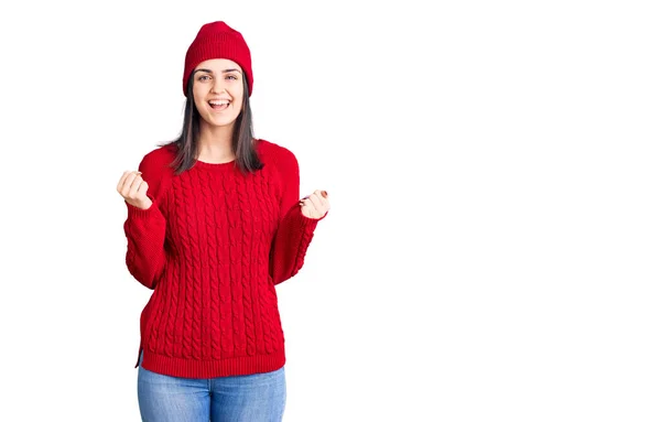 Joven Chica Hermosa Con Suéter Gorra Lana Celebrando Sorprendido Sorprendido —  Fotos de Stock