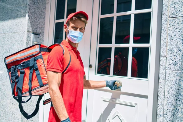 Caucásico Repartidor Hombre Vistiendo Uniforme Rojo Entrega Mochila Coronavirus Máscara —  Fotos de Stock