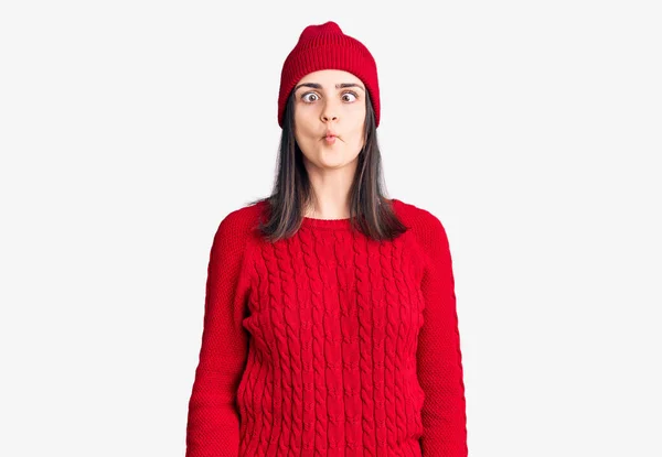 Młoda Piękna Dziewczyna Nosi Sweter Wełnianą Czapkę Ryba Twarz Ustami — Zdjęcie stockowe