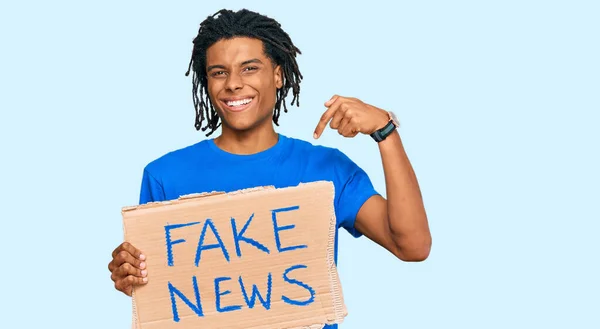 Junger Afrikanisch Amerikanischer Mann Mit Fake News Banner Der Mit — Stockfoto