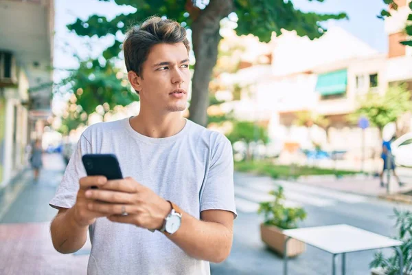 Jonge Kaukasische Man Met Serieuze Expressie Met Smartphone Stad — Stockfoto