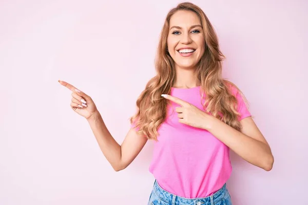 Mulher Caucasiana Jovem Com Cabelo Loiro Apontando Com Dedos Para — Fotografia de Stock