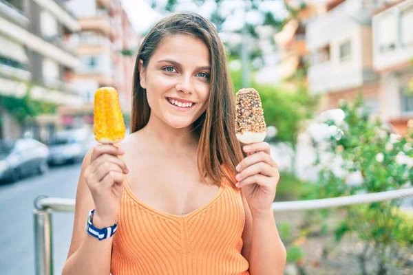 若いです中東の女の子笑顔幸せな食べるアイスクリーム歩くで街 — ストック写真