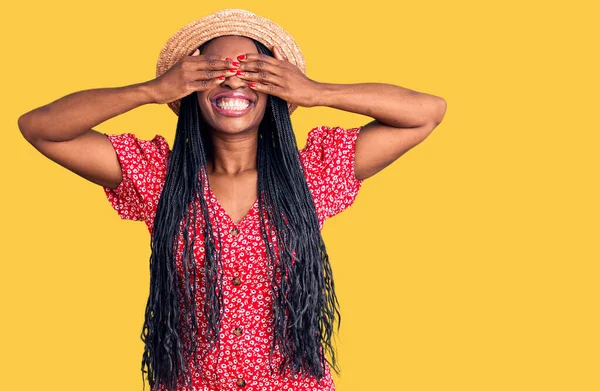Genç Afro Amerikalı Kadın Yaz Şapkası Takıyor Gözleri Kaplıyor Neşeli — Stok fotoğraf