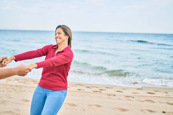 Middelbare Leeftijd Paar Liefde Dansen Het Strand Gelukkig Vrolijk Samen — Stockfoto