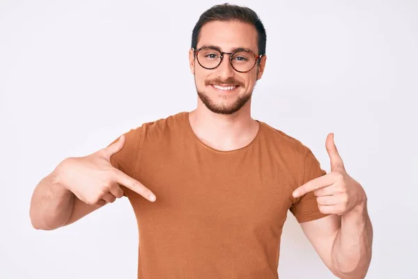 Jonge Knappe Man Met Casual Kleding Bril Die Zelfverzekerd Uitziet — Stockfoto