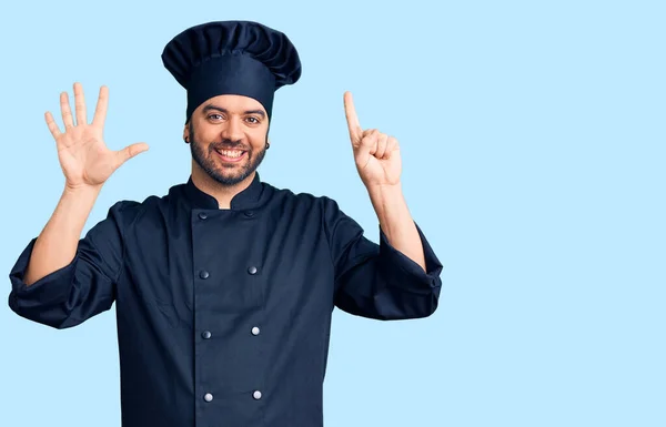 Joven Hombre Hispano Con Uniforme Cocina Mostrando Señalando Con Los —  Fotos de Stock