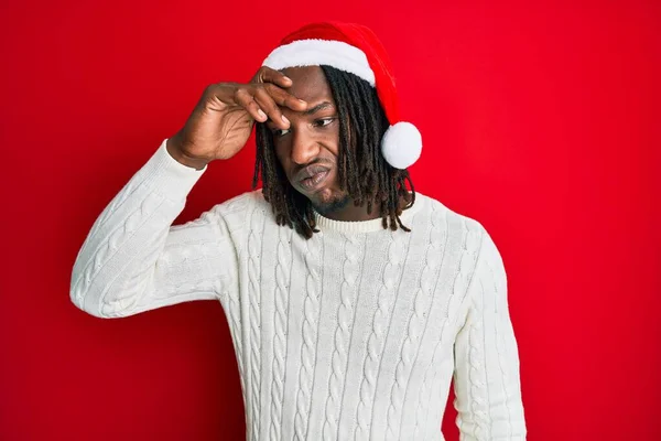 Africano Americano Com Tranças Vestindo Chapéu Natal Preocupado Estressado Sobre — Fotografia de Stock