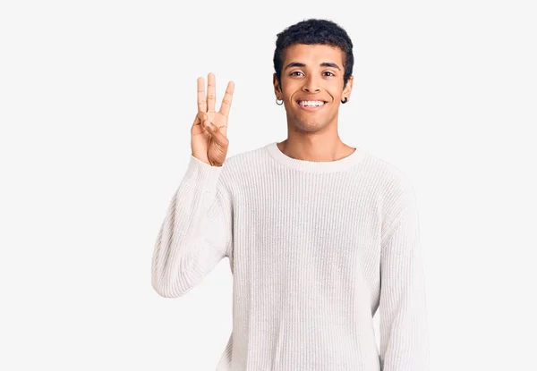 自信を持って幸せな笑顔ながら カジュアルな服を着て指の数3を指している若いアフリカ系アメリカ人の男 — ストック写真