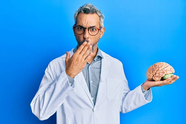 Homem Cabelos Grisalhos Meia Idade Usando Casaco Médico Segurando Cérebro — Fotografia de Stock