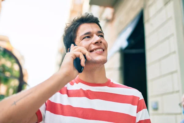 若い白人男性は 市内のスマートフォンで幸せな話を笑っています — ストック写真