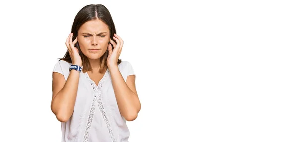 Gürültülü Müzik Sesi Için Kulaklarını Parmaklarıyla Kapatan Günlük Kıyafetler Giyen — Stok fotoğraf