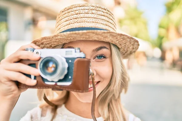 Młody Biały Turysta Dziewczyna Uśmiechnięty Szczęśliwy Pomocą Vintage Aparat Ulicy — Zdjęcie stockowe