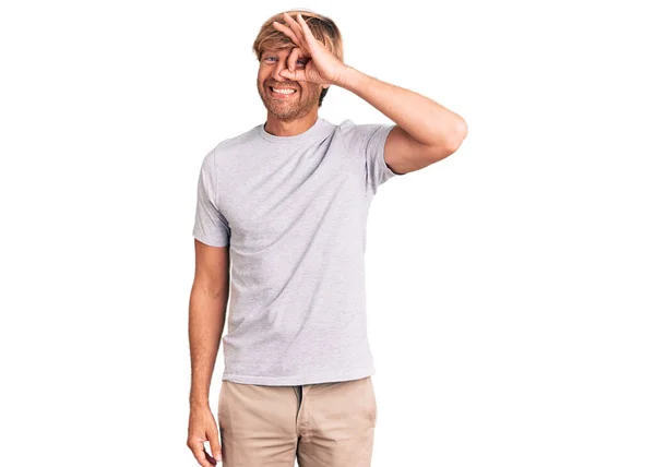 Knappe Blanke Man Met Baard Casual Tshirt Lachend Gelukkig Doen — Stockfoto