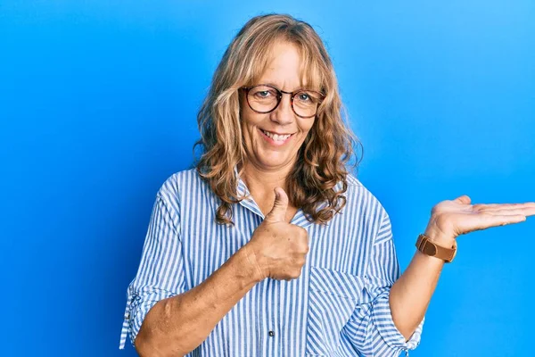 Middelbare Leeftijd Blonde Vrouw Dragen Casual Kleding Bril Tonen Palm — Stockfoto