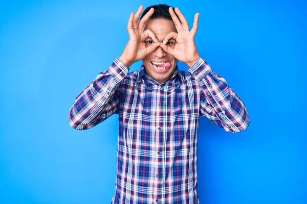 Ung Stilig Latinsk Man Klädd Vardagskläder Gör Gest Som Kikare — Stockfoto